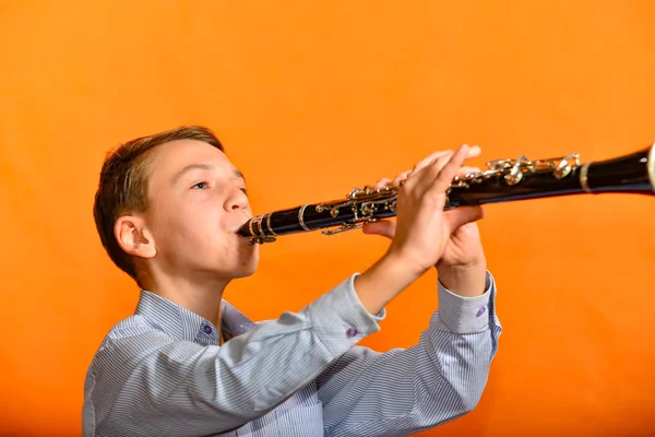 Menino Executa Uma Peça Música Escola Música Clarinete — Fotografia de Stock