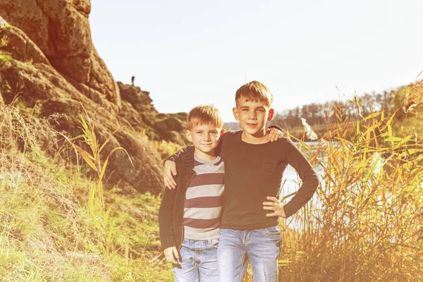 Dos Hermanos Las Cañas Paran Abrazo Cerca Del Río Rocas — Foto de Stock