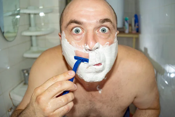 Crazy Insane Man Shaves Bathroom Wide Angle Photo — Stock Photo, Image