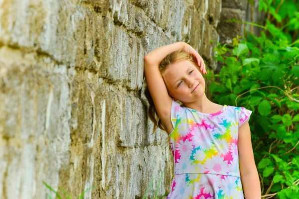 Молода Красива Дівчина Позує Цегляну Стіну Вулиці Посмішкою Літньому Платті — стокове фото