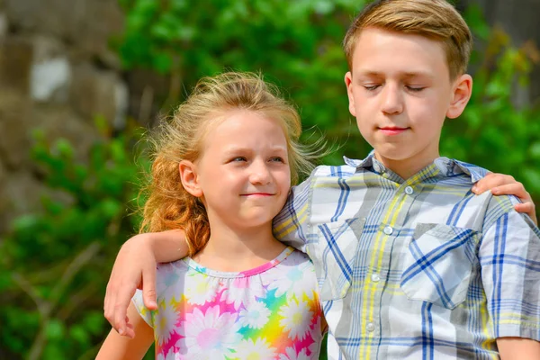 Bruder Und Schwester Stehen Einer Umarmung Park Auf Der Straße — Stockfoto