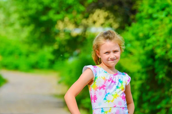 Une Joyeuse Petite Fille Tient Dans Rue Parmi Les Plantes — Photo