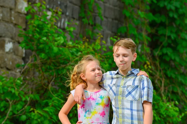 Ein Junge Und Ein Mädchen Werden Einem Park Auf Der — Stockfoto