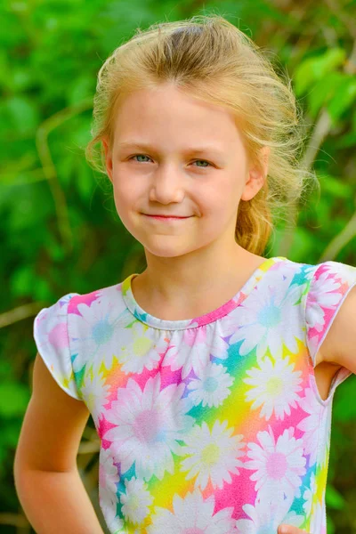 Egy Lány Portréja Közelről Erdőben Egy Nyári Napon — Stock Fotó