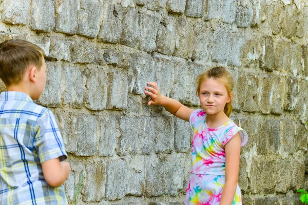 Çocuk Tuğla Duvara Eğiliyor Kız Sokakta Kamera Için Poz Veriyor — Stok fotoğraf