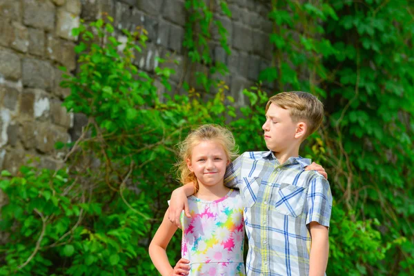 Bruder Und Schwester Stehen Einer Umarmung Park Auf Der Straße — Stockfoto
