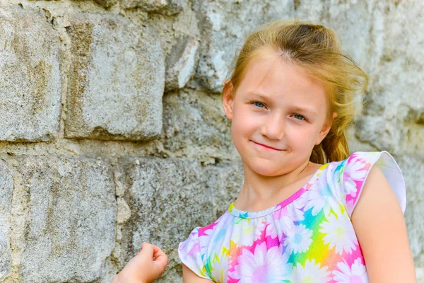 Junges Und Schönes Mädchen Posiert Mit Einem Lächeln Sommerkleid Vor — Stockfoto