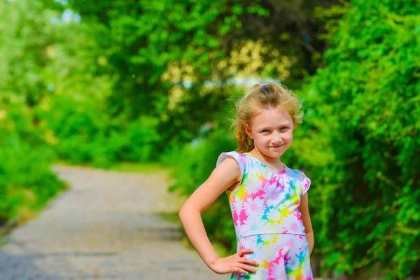 Una Niña Alegre Está Parada Calle Entre Plantas Verdes — Foto de Stock