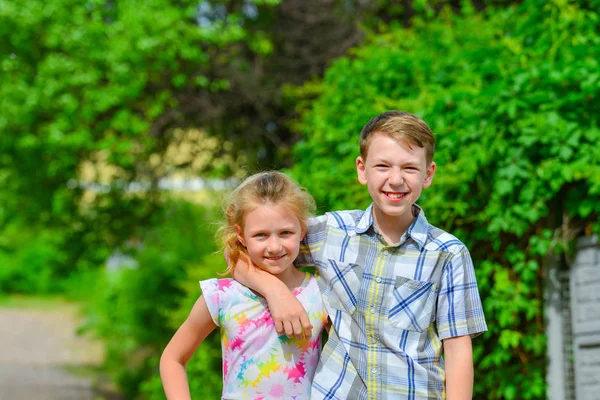 Bruder Und Schwester Stehen Einer Umarmung Park Auf Der Straße — Stockfoto