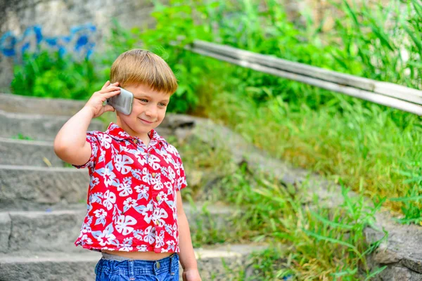 Garoto Alegre Falando Telefone Enquanto Estava Parque Nos Degraus — Fotografia de Stock