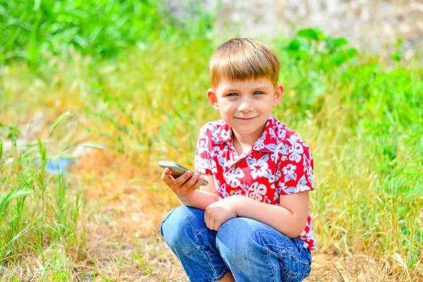 Bir Akıllı Telefon Ile Mutlu Çocuk Ağız Kavgası Kameraya Benziyor — Stok fotoğraf
