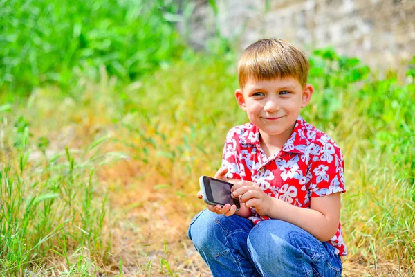 Bir Akıllı Telefon Ile Mutlu Çocuk Ağız Kavgası Kameraya Benziyor — Stok fotoğraf