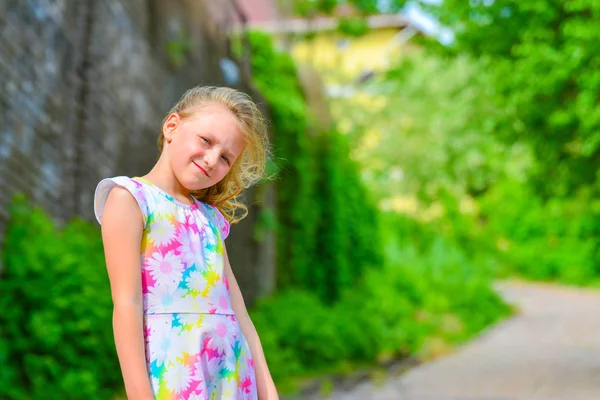 Une Joyeuse Petite Fille Tient Dans Rue Parmi Les Plantes — Photo