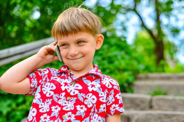 Radosny Chłopiec Rozmawia Przez Telefon Stojąc Parku Schodach — Zdjęcie stockowe