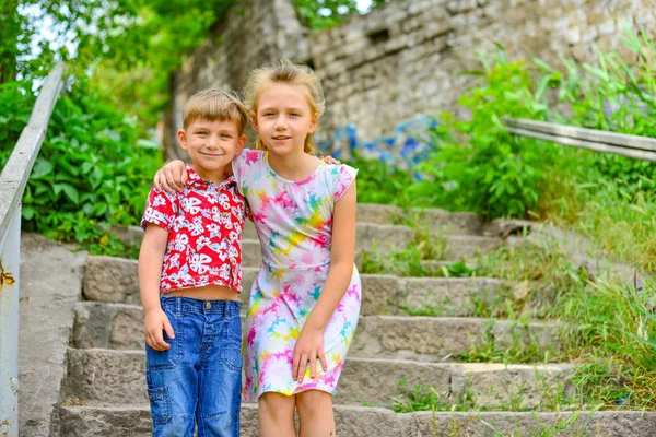 Testvére Nővére Nézi Kamerát Lépcsőn Parkban — Stock Fotó