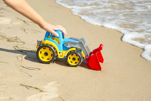 Zabawka Dla Dzieci Ciągnik Piasku Morzu — Zdjęcie stockowe