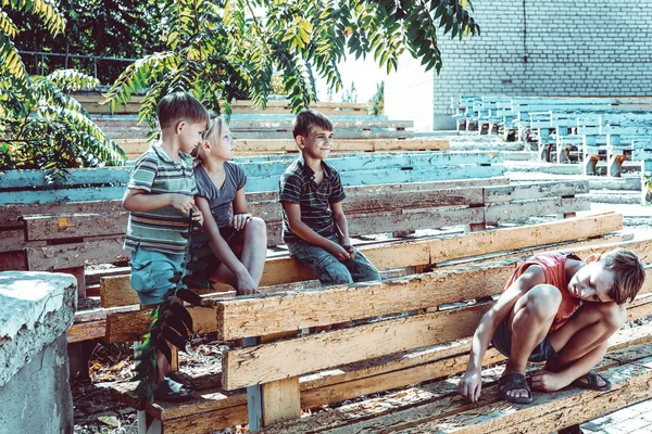 Bambini Orfani Siedono Parco Abbandonato Vecchie Panchine — Foto Stock