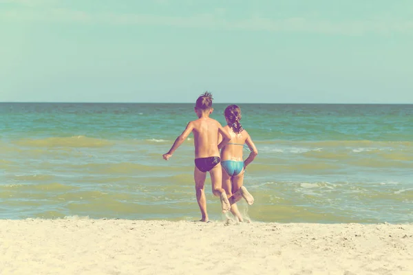 Menino Uma Menina Estão Correndo Pela Praia Irmão Uma Irmã — Fotografia de Stock
