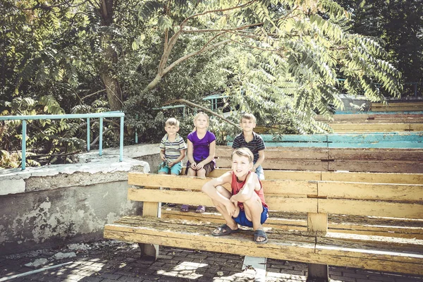 Elárzott Gyerekek Ülnek Egy Elhagyott Parkban Régi Padok — Stock Fotó