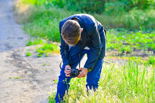 Ein Junge Geht Mit Einer Kamera Die Straße Entlang Und — Stockfoto