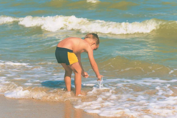 Chłopiec Morzu Plaży Myje Ręce Wodzie Brzegu — Zdjęcie stockowe