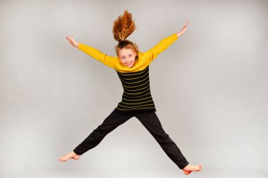 Kız farklı yönlerde, kollar ve bacaklar atlar