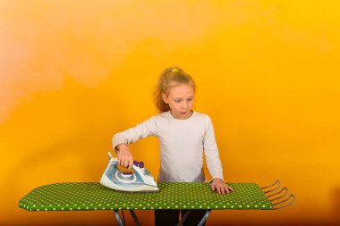 Kız oda boyunca keten kırık demir, duman vuruş