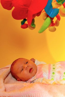 Yeni doğan bebek oyuncak sarı asma.