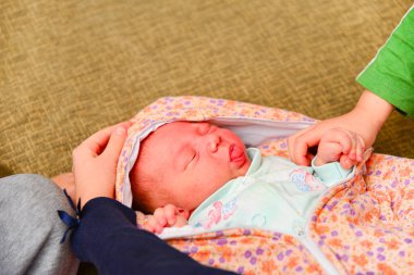 Annenin kollarında yeni doğan bebek