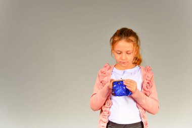 Güzel bir kız cüzdanına para koyar ve alışverişe gider.