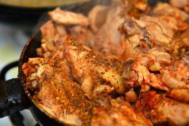 Bir tava baharatlar ile kızarmış tavuk