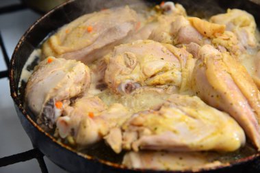 Baharat ile yağda bir tavada kızarmış tavuk.