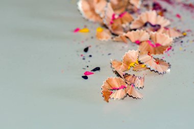 Beyaz masada yatan renkli kalemler cips, yakın çekim.