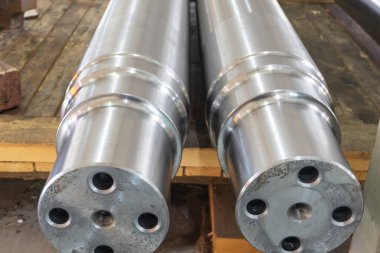 Metal işleme makinesinde işlendikten sonra rafa yeni şaft