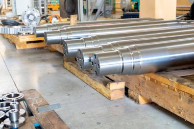 Metal işleme makinesinde işlendikten sonra rafa yeni şaft