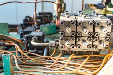 Metal işleme makinesinin hidrolik sistemi onarılıyor