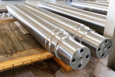 Metal işleme makinesinde işlendikten sonra rafa yeni şaft