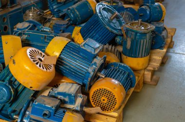 Onarım ve restorasyon için hazırlanan kırık elektrik motorları ambarı