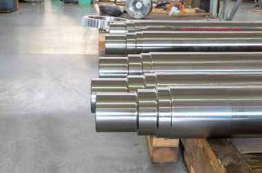 Metal işleme makinesinde işlendikten sonra rafa yeni şaft