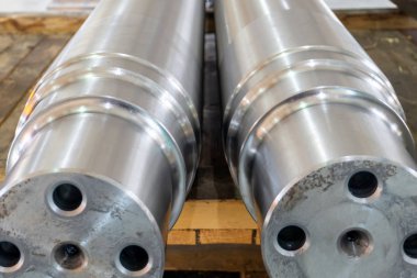 Metal işleme makinesinde işlendikten sonra rafa yeni şaft