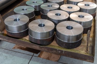 Ahşap ambar üzerinde iç açıyla yuvarlak düz tornalama parçaları.