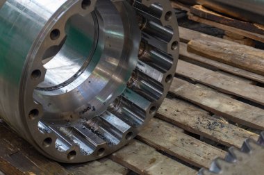 Fabrikasyon sonrası iç spline 'ları olan dişli tekerleğin bir parçası