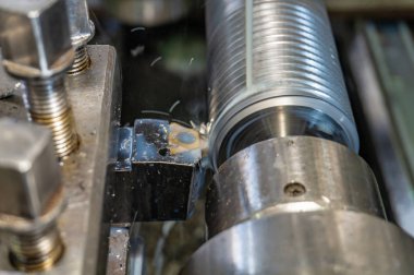 Torna aleti bir fabrikada makine parçacıklarını keser