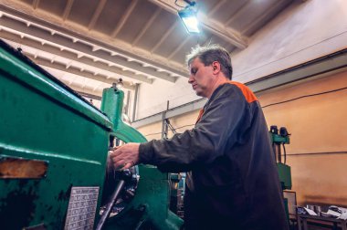 Makine için Turner, makine operatörü kesme ve metal işleme teknolojik sürecini kontrol.