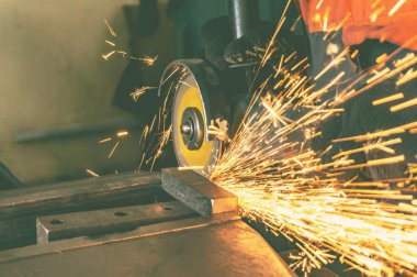 Uçan kıvılcımlar ile manuel eylem taşlama makinesi ile metal işleme.