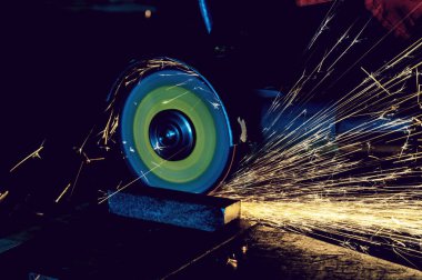 Uçan kıvılcımlar ile manuel eylem taşlama makinesi ile metal işleme.