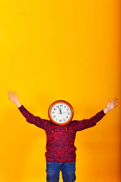 Большие Круглые Часы Вместо Головы Человека Желтом Фоне Концепция Времени — стоковое фото