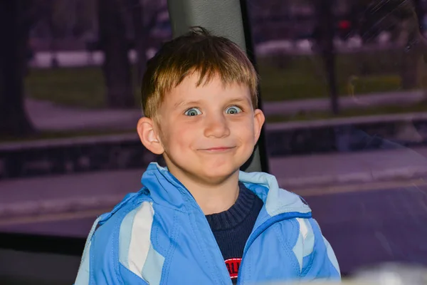Хлопчик Сидить Задньому Сидінні Машині — стокове фото