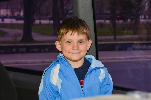 Chłopak Siedzi Tylnym Siedzeniu Samochodzie — Zdjęcie stockowe