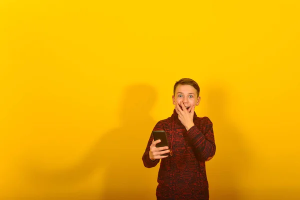 Boy Smartphone Yellow Background — Stock Photo, Image